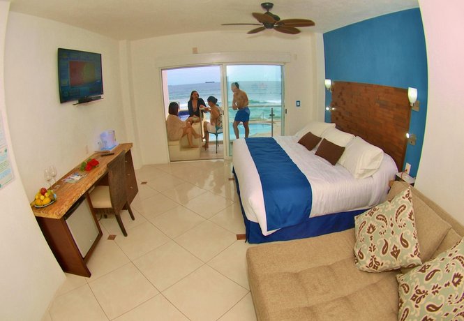 Mar Celeste All Inclusive on the beach