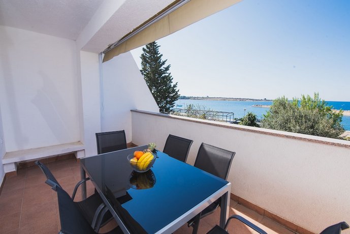 Apartments by the sea Semy