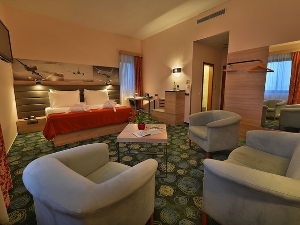 Ramada Airport Hotel Prague