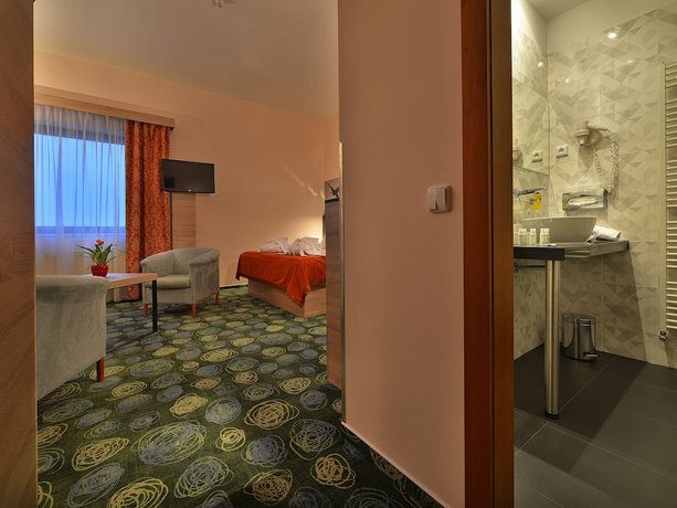 Ramada Airport Hotel Prague