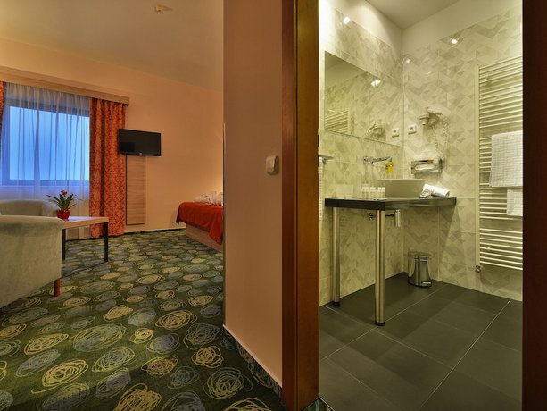 Ramada Airport Hotel Prague