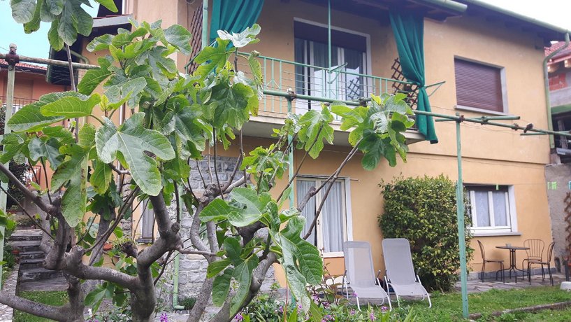 Apartment with garden and private parking