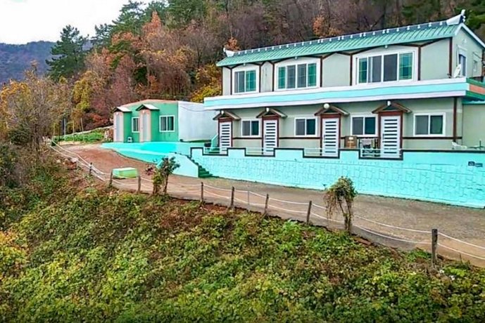 Yeosu Hyangilam jeonmangdae Pension