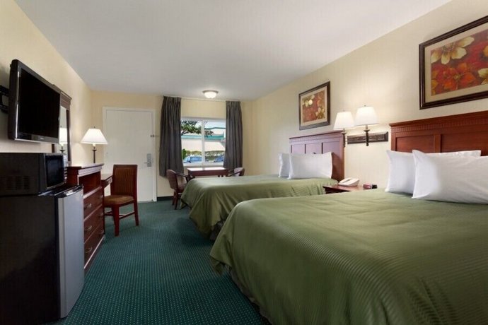 Travelodge by Wyndham Orange County Airport Costa Mesa