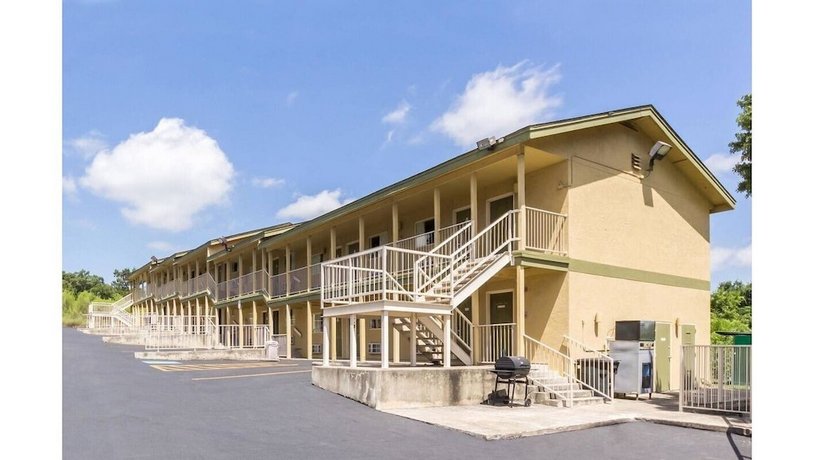 HillView Inn at Six Flags Fiesta