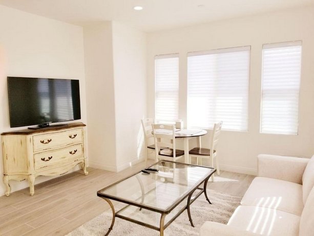 Private suite own entrance&kitchen
