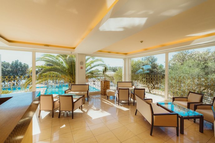La Luna Island Hotel
