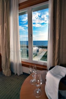 La Luna Island Hotel