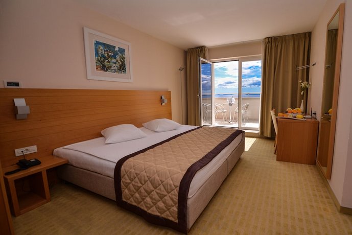 La Luna Island Hotel