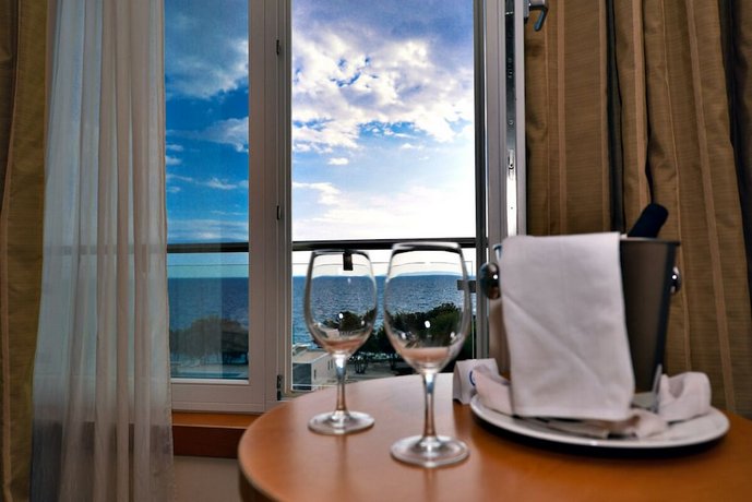 La Luna Island Hotel