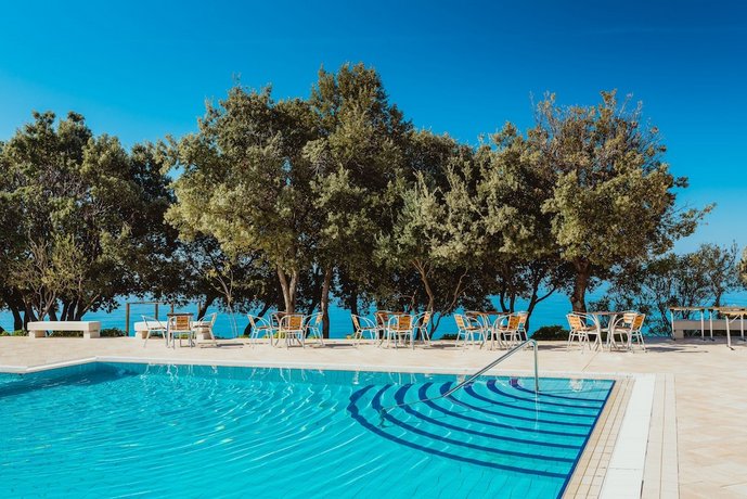 La Luna Island Hotel