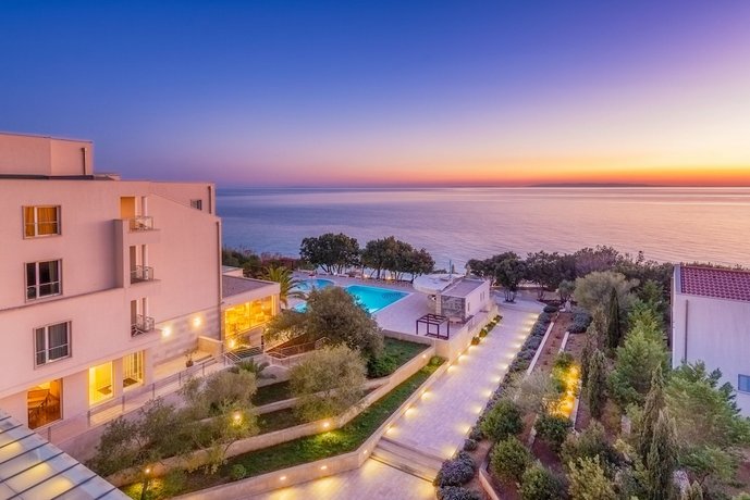 La Luna Island Hotel