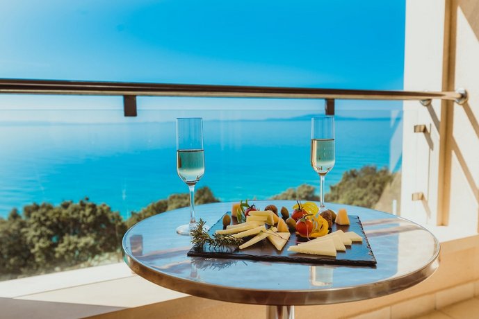 La Luna Island Hotel