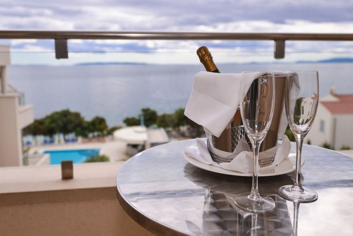 La Luna Island Hotel