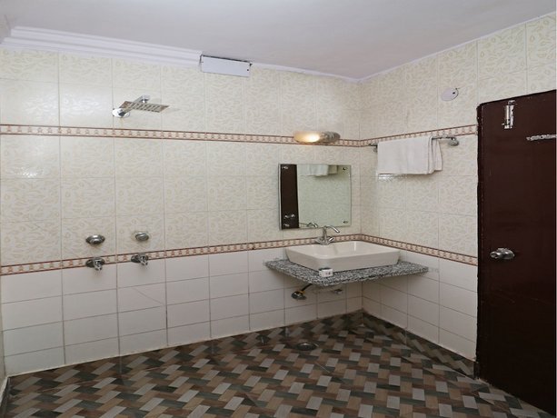 OYO 12419 Hotel Silver Shine