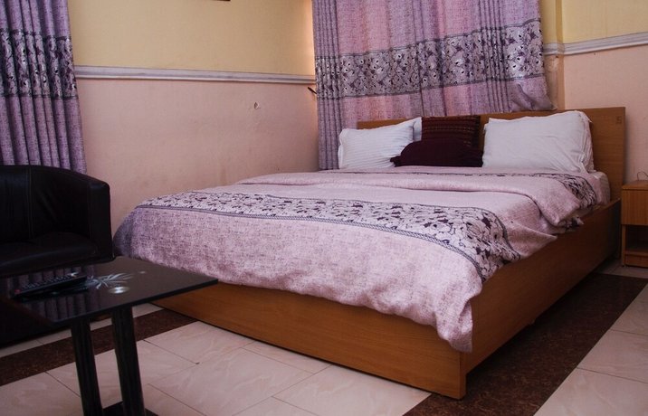 Maxton Suites