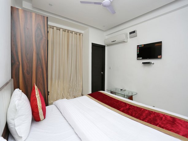 OYO 11953 Galaxy Residency