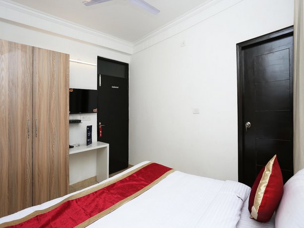 OYO 11953 Galaxy Residency