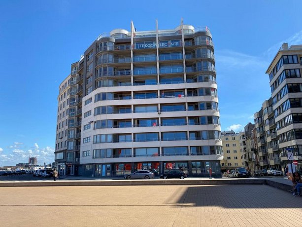 Aan het strand en dijk - topgebouw