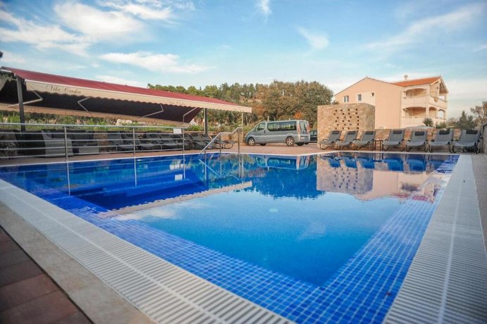 Apartments with a swimming pool Caska Pag - 3085