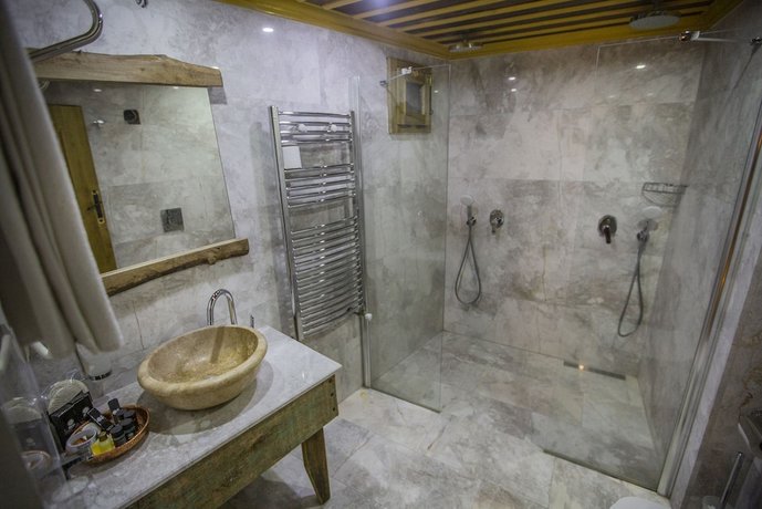 Divan Cave House