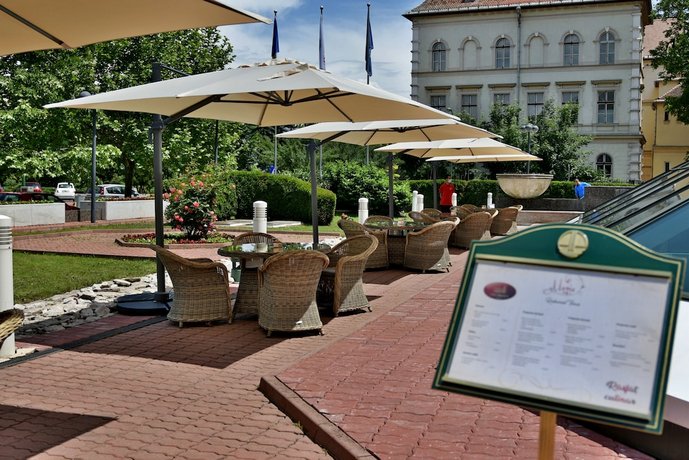 Hotel Aro Palace