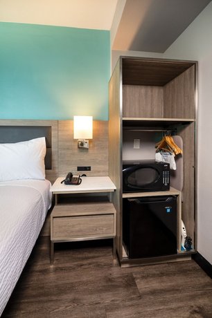 Travelodge by Wyndham LAX South