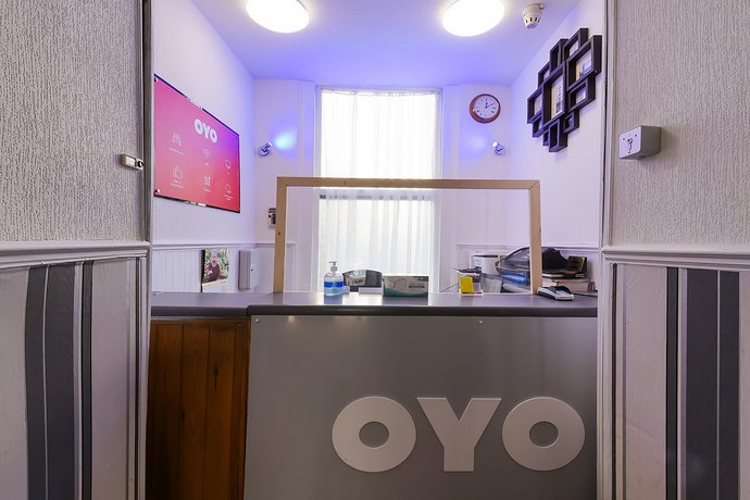OYO Boston Court Hotel