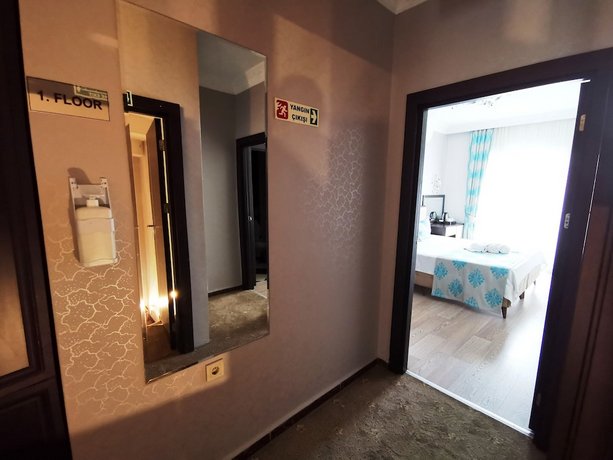 Hotel Broken Column