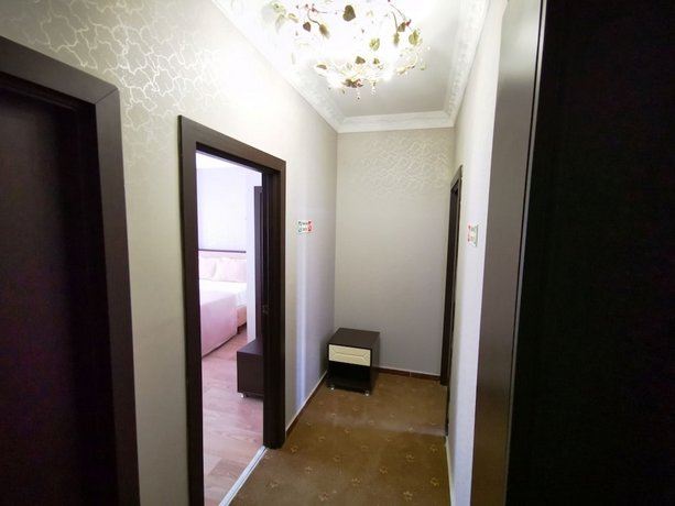 Hotel Broken Column