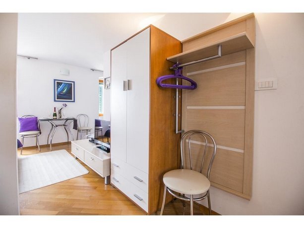 Sunny Promenade Studio