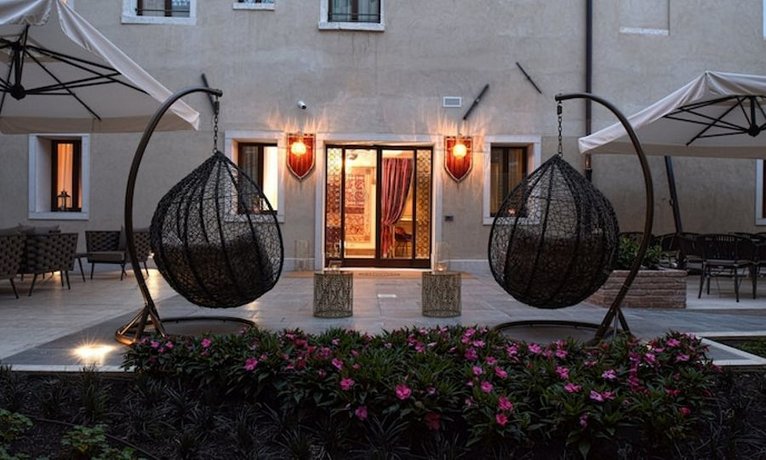 Santa Croce Boutique Hotel
