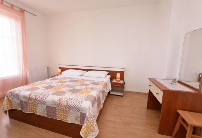 Apartments Brico Primosten