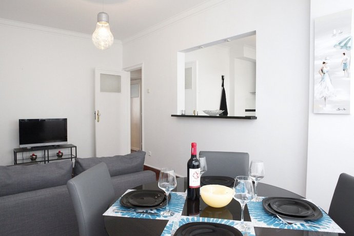 Comfortable and Central Apartment Cascais