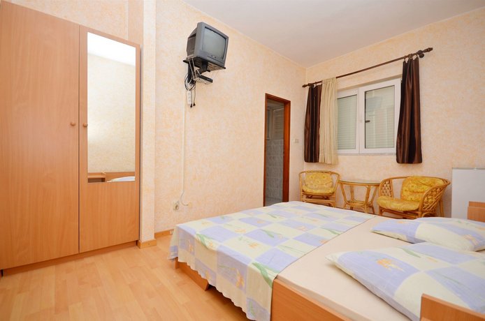 Apartment and Rooms Ivana Tribunj