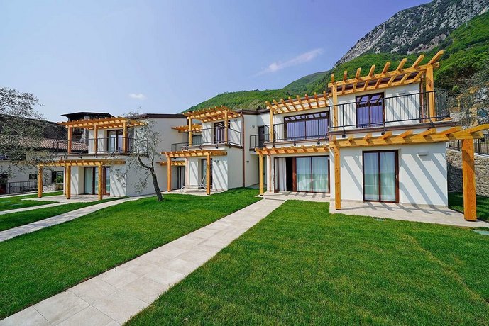 Residence Dany appartamenti con cucina vista lago piscina e parcheggio