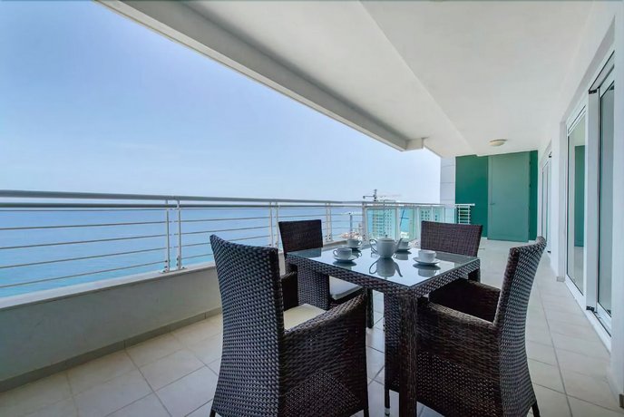 Seafront Luxury Apartment Pool and Great Location