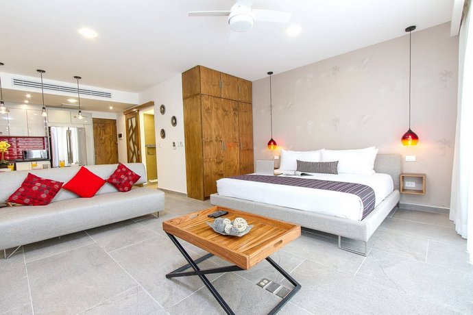 Charming Huge & Bright Studio on the New 5th Avenue 3 blocks from the beach