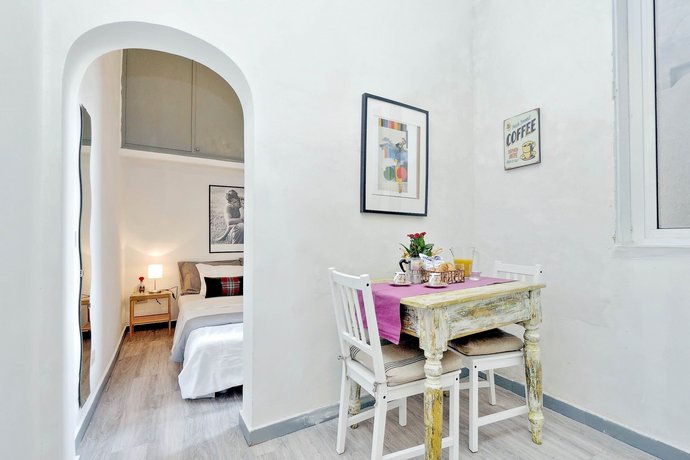 Tevere apartments Piazza San Cosimato Italy thumbnail