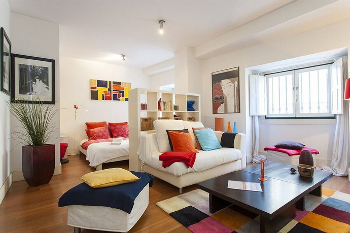 ALTIDO Color-block studio with workspace &free parking at the heart of Santa Catarina