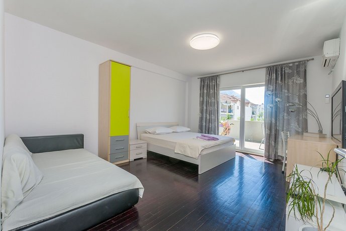 Apartment Ela Omis