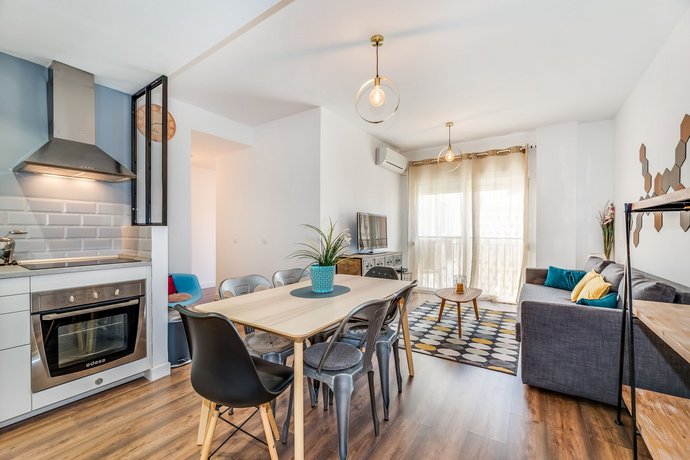 Trendy Central Apartment with small Parking and Terrace