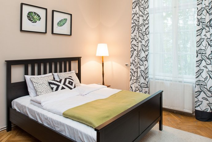 WAWELOVE spacious 3 bedroom apt 1 min to Main Sq