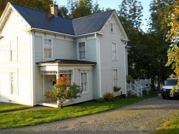 Calais Crossing River House Bed and Breakfast