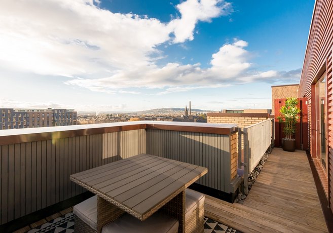 Silver Lining -Stunning 5 Penthouse with parking