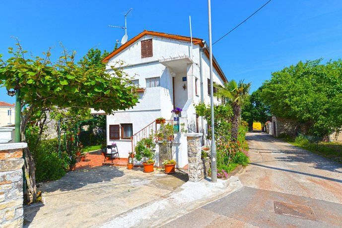 Apartment 358