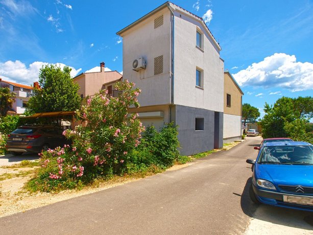 Apartment Mira 700