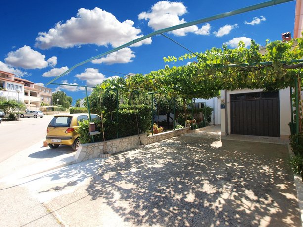 Apartments Nevina 1230
