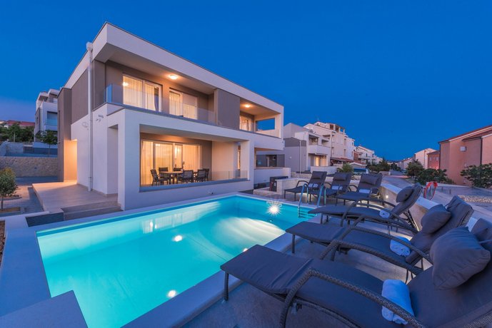 Apartments with pool Villa Zora