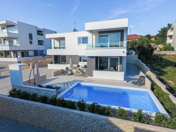 Funtastic Pool Villas